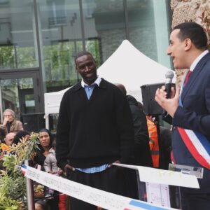 Omar Sy Instagram - Toujours envahi par l’émotion qui m’a surpris hier. 

J’avoue avoir sous estimé ce que ce moment pouvait provoquer. 
Les mots m’ont manqué …
J’ai sous estimé la somme de tout ce que cela pouvait toucher. 
Alors, j’aimerais compléter mon discours…

Revenir à Trappes, avec un tel accueil, fut le premier des cadeaux. 
Merci à @trappesofficiel , Mr le Maire et à la municipalité toute entière. 

Aux Trappistes, 
j’aimerais vous renouveler ma gratitude pour la fraternité et la chaleur partagées ensemble.
A tous les jeunes avec lesquels j’ai échangés hier, merci pour ces moments, gardez votre curiosité et votre persévérance, elles vous conduiront au delà de tout. 

À tous les visages croisés ou aperçus, 
merci pour votre présence, votre chaleur
et surtout pour cette vague douce de nostalgie 
soulevée.

À ma famille,
la fierté dans vos yeux me comble tellement. 

Mon frère Jamel, @jameldebbouze 
tu es à l origine de ce voyage qui est mon parcours . 
Ta fierté et ton émotion sont un carburant puissant. Merci pour tout ça. 

Merci à tous pour cet hommage fort en symbole , je suis si honoré et reconnaissant. 

Pour finir, 
Je reprends cette citation de Mr le Maire dans son touchant discours hier : 
«  IMPOSSIBLE EST PROVISOORE, 
IMPOSSIBLE N’EST RIEN »