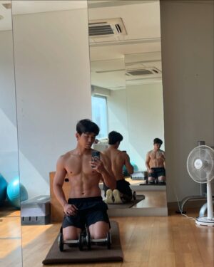 On Ju-wan Instagram - 1.그냥 운동 한지 5개월.
2.그냥 아파트에 있는 헬스장에서 함.(무조건 가까운게👍)
2.그냥 PT를 받지 않고 공부하면서 혼자 운동.(무게를 올리는게 너무 힘들고 서포트가 없어서 한계에 자주 부딪히는게 단점)
3.그냥 식단 하지않고 먹고싶은거 다 먹음.(단 과식은 하지않고 야식을 이 악물고 참음)
4.그냥 꾸준함을 이기는건 없다고 긍정적으로.(일주일에 적어도 5일정도는 어떻게든 감) 
.
..
…
적다 보니 잘 모르겠고ㅎ 그냥 함. 이게 간결하네
이유는 없고 그냥 하는거임.

운동을 하면 생기는 장점은 너무나 많은건 사실.

#그냥해