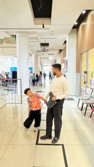 Onadio Leonardo Instagram - Yang gue respek dari Onad adalah dia mau belajar & berubah. Kayak dia mau belajar kalau nganter anak bukan semata tugas ibu, dan berubah dgn dia antar anaknya ke sekolah. Nah, dia sudah belajar Islam ke gue di LOG IN, tp gue tulus kok, gak mesti berubah kalau soal agama. 🤣