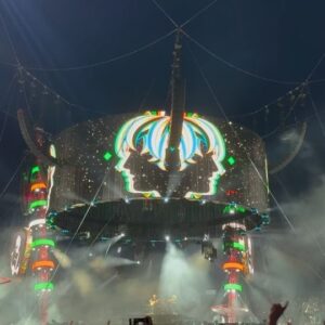 Ondřej Novotný Instagram - Ed Sheeran 🔥

Neskutecny frajer co vam na zacatku rekne, ze jede vse na zivo a dela si to cele sam a pak to 2 a ctvrt hodiny kazdou minutu dokazuje!

Vtipne a funkcni podium, ktere si udajne vysnil, kdyz jej nikdo ani v te nejzapadlejsi hospode neposlouchal. A ktere jej porad dokola ve stejnem smeru ukazuje vsem pritomnym zeje krome nej prazenotou.

Ale Ed to dokaze v pohode vyplnit sam. 
Starsi hity trochu zrychli nebo upravi, aby se asi neunudil k smrti pri jejich vecnem hrani a snazi se ziskat publikum ke zpevu.

Stoji to za to, ikdyz neznate vsechny jeho pisne a o to vic jestli ho zerete. Za me publikum uplne nestrhnul, protoze vzdy, kdyz k tomu nakrocil, tak dal neco co rozbilo rytmus.

Cistota zpevu i zvuku a umelecke performance ovsem na maximum. Je to frajer neskutecny.
Zajimalo by me, kolik nabehal a nachodil.

7/10 pro Eda za me😉

A jak jsi to videl ty?
#edsheeran #hradeckralove #2024