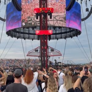 Ondřej Novotný Instagram - Ed Sheeran 🔥

Neskutecny frajer co vam na zacatku rekne, ze jede vse na zivo a dela si to cele sam a pak to 2 a ctvrt hodiny kazdou minutu dokazuje!

Vtipne a funkcni podium, ktere si udajne vysnil, kdyz jej nikdo ani v te nejzapadlejsi hospode neposlouchal. A ktere jej porad dokola ve stejnem smeru ukazuje vsem pritomnym zeje krome nej prazenotou.

Ale Ed to dokaze v pohode vyplnit sam. 
Starsi hity trochu zrychli nebo upravi, aby se asi neunudil k smrti pri jejich vecnem hrani a snazi se ziskat publikum ke zpevu.

Stoji to za to, ikdyz neznate vsechny jeho pisne a o to vic jestli ho zerete. Za me publikum uplne nestrhnul, protoze vzdy, kdyz k tomu nakrocil, tak dal neco co rozbilo rytmus.

Cistota zpevu i zvuku a umelecke performance ovsem na maximum. Je to frajer neskutecny.
Zajimalo by me, kolik nabehal a nachodil.

7/10 pro Eda za me😉

A jak jsi to videl ty?
#edsheeran #hradeckralove #2024
