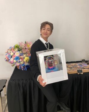 Onew Instagram - 여러분 덕에 솔로 팬미팅 아시아 투어 게스가 끝났어요 많은 곳에서 만나고 싶다는 생각에 시작한 공연이었는데 여러곳을 다니면서 많은 생각을 하게 되었답니다 잊을 수 없는 하루 하루를 선물 해 주신 모든 분들께 감사합니다! 구월에 있을 앨범으로 또 즐거운 시간 보내요!