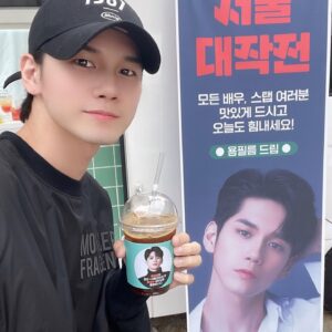 Ong Seong-wu Instagram - 용필름에서 보내주신 커피차!!!
너무너무 감사합니다🙏🏻
덕분에 더욱 힘차게 촬영 했습니다❤️

#서울대작전
@yongfilm.inc