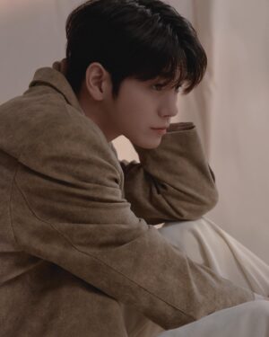 Ong Seong-wu Instagram - 드디어 내일 팬미팅!!!
몇 년 만인가...
떨려서 잠도 못ㅈ...😪