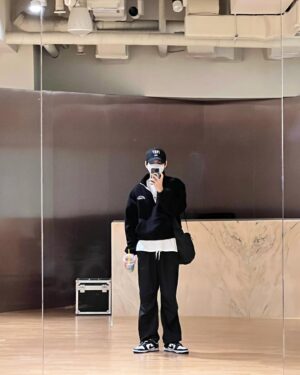 Ong Seong-wu Instagram - 드디어 내일 팬미팅!!!
몇 년 만인가...
떨려서 잠도 못ㅈ...😪