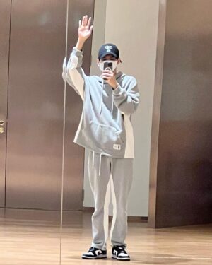 Ong Seong-wu Instagram - 드디어 내일 팬미팅!!!
몇 년 만인가...
떨려서 잠도 못ㅈ...😪