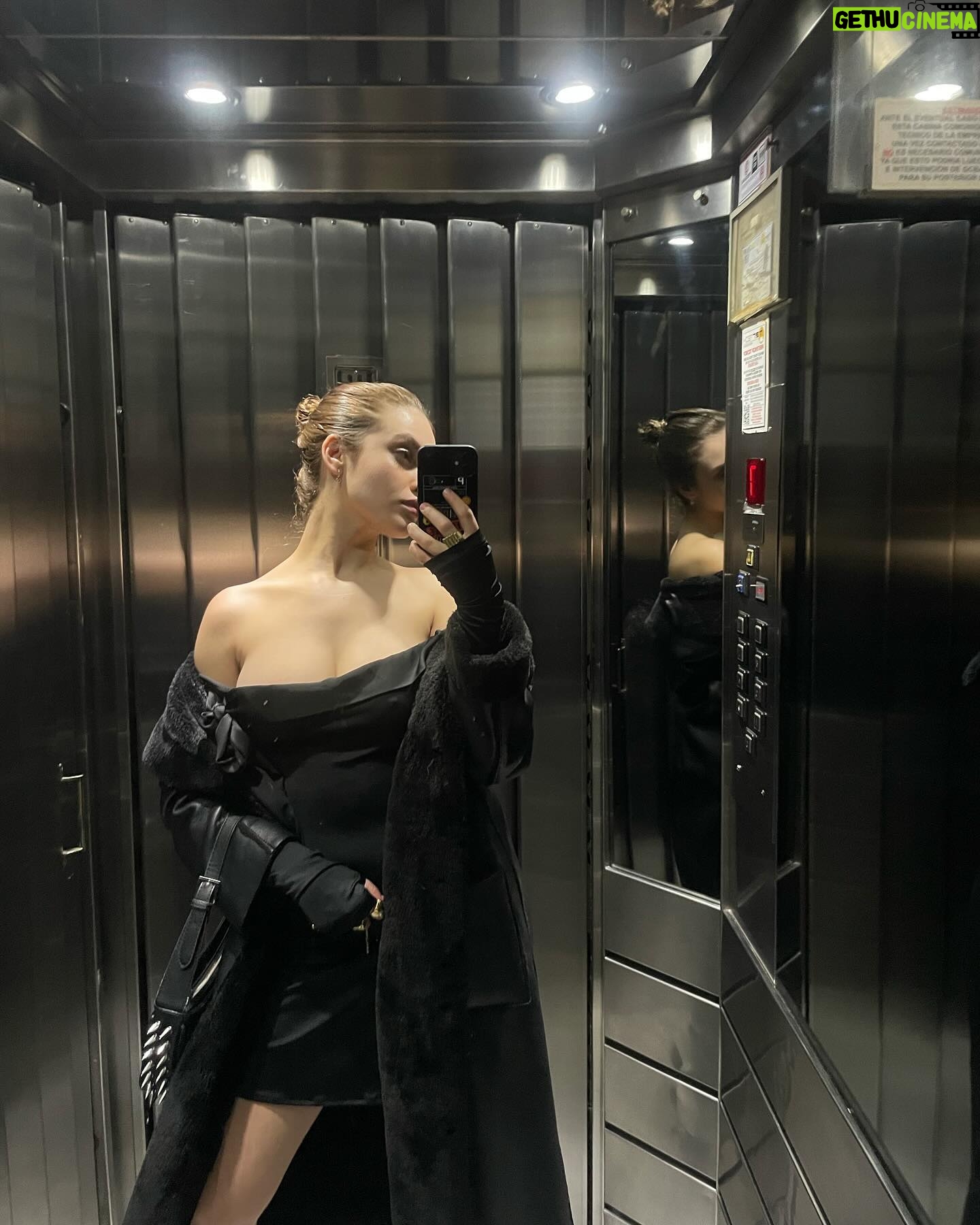 Ornella D'Elía - 10.9K Likes - momento ascensor y la pregunta es;
¿cuál será mi color favorito y por qué el negro?