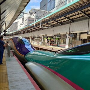 Osamu Suzuki Instagram - 昨日、福井からの帰りに
連結車両を見て、なんだか勝手にキュンとする
今日、山形行きのホーム
勝手にドキっとする
今日は違う相手と！？
52歳の普通のおじさんです