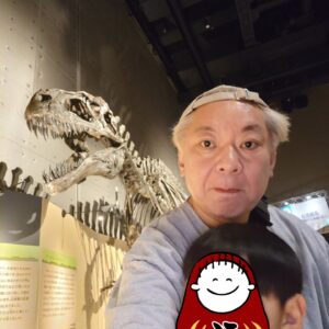 Osamu Suzuki Instagram - 笑福と二人の福井旅。僕が放送作家辞めてから妻が前のようにかなり働き始めました。
昨日、今日も仕事だったので、福井の恐竜旅
いきなり福井駅で、恐竜がお出迎え。
で、恐竜博物館
リニューアルしてから、さらにすごいと
前は妻と、１５年ほど前にいきました！
そんで、恐竜博物館
とんでもないパンチ力！
谷川由美子館長もご挨拶してくれまして。
すごく素敵な館長さんだな。
いま、特別展示で、カナダのティラノサウルスの頭蓋骨でブラックビューティーと呼ばれる本物の頭蓋骨が日本初公開で超人気。
いや、すごい、パワーと迫力
僕もいままで、沢山、恐竜展見てきましたが、これは
すごい力
必見！
恐竜博物館行くまでは、今回、福井駅から恐竜博物館館まで出ているXRのバス「WOW RIDE」に乗りました。
これ、堤幸彦さんが演出的ポジションということでめちゃくちゃ気になってて。
バスに乗ると全部の窓がモニターになっていて
どういうこと？
で、スタートすると、物語のVTRが流れる。
今井翼さん主演で、恐竜の物語なんだけど
途中から、実際に走ってる車窓からの景色と
恐竜が混じっていき、、、
これは初体験の新感覚！
息子、笑福は、「超面白かった！」と。
恐竜博物館に行くまでの１時間、かなりのおもしろい体験が出来ました！
レストランのフードもおいしく！
いやー、福井恐竜旅
最高です！！！

15年前に妻と二人で行った場所に、こうやって息子と二人で来れて良かった！