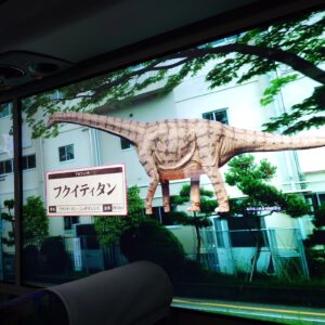 Osamu Suzuki Instagram - 笑福と二人の福井旅。僕が放送作家辞めてから妻が前のようにかなり働き始めました。
昨日、今日も仕事だったので、福井の恐竜旅
いきなり福井駅で、恐竜がお出迎え。
で、恐竜博物館
リニューアルしてから、さらにすごいと
前は妻と、１５年ほど前にいきました！
そんで、恐竜博物館
とんでもないパンチ力！
谷川由美子館長もご挨拶してくれまして。
すごく素敵な館長さんだな。
いま、特別展示で、カナダのティラノサウルスの頭蓋骨でブラックビューティーと呼ばれる本物の頭蓋骨が日本初公開で超人気。
いや、すごい、パワーと迫力
僕もいままで、沢山、恐竜展見てきましたが、これは
すごい力
必見！
恐竜博物館行くまでは、今回、福井駅から恐竜博物館館まで出ているXRのバス「WOW RIDE」に乗りました。
これ、堤幸彦さんが演出的ポジションということでめちゃくちゃ気になってて。
バスに乗ると全部の窓がモニターになっていて
どういうこと？
で、スタートすると、物語のVTRが流れる。
今井翼さん主演で、恐竜の物語なんだけど
途中から、実際に走ってる車窓からの景色と
恐竜が混じっていき、、、
これは初体験の新感覚！
息子、笑福は、「超面白かった！」と。
恐竜博物館に行くまでの１時間、かなりのおもしろい体験が出来ました！
レストランのフードもおいしく！
いやー、福井恐竜旅
最高です！！！

15年前に妻と二人で行った場所に、こうやって息子と二人で来れて良かった！