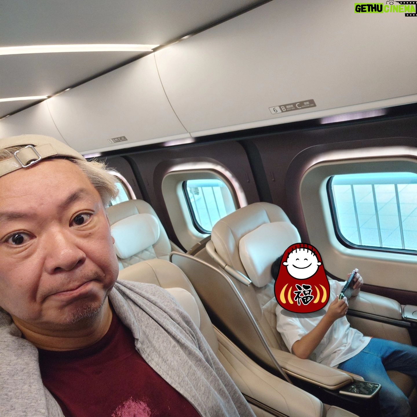 Osamu Suzuki - 8.5K Likes - 人生初の北陸新幹線。仕事も兼ねて笑福と二人で福井に。
最近、男二人旅多い。
かがやきのグランクラスに乗れました。
やばいっすね!
ファーストクラス仕様
めちゃくちゃ広い。シートも倒れる、倒れる。
飲み物どころか軽食までついてくる。
やばい!
花芽やいてるよー!
グランクラスに乗せていただき、ありがたいです!