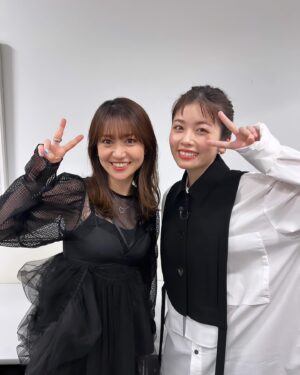 Oshima Yuko Instagram - どうも🙌🏻
本日こちら『クイズ国民一斉調査』に
出演いたします✨

チームGo Home、がんばりました🫡🤍
風花と2ショット🫶
(風花って呼んでいいと許可をもらいました🤫)
うぇいうぇい

よる8時からです、見てくださいね〜❣️

ドラマの放送まではあと４日😇

#gohome警視庁身元不明人相談室