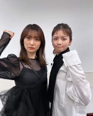 Oshima Yuko Instagram - どうも🙌🏻
本日こちら『クイズ国民一斉調査』に
出演いたします✨

チームGo Home、がんばりました🫡🤍
風花と2ショット🫶
(風花って呼んでいいと許可をもらいました🤫)
うぇいうぇい

よる8時からです、見てくださいね〜❣️

ドラマの放送まではあと４日😇

#gohome警視庁身元不明人相談室