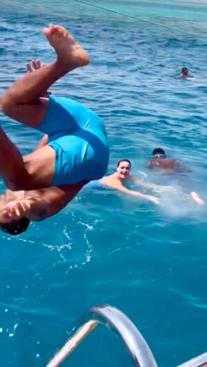 Othman El Hamdaoui Instagram - La Boat Party c’est aussi des concours de salto 👏🏽🎉 sauf pour certains .. @zatis 🤣🤦🏽‍♂️