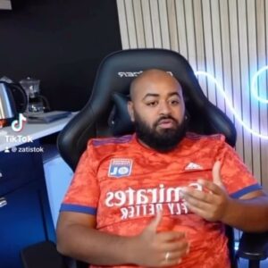 Othman El Hamdaoui Instagram - Ah ma communauté.. on se revoit très vite sur Twitch 🤣💕