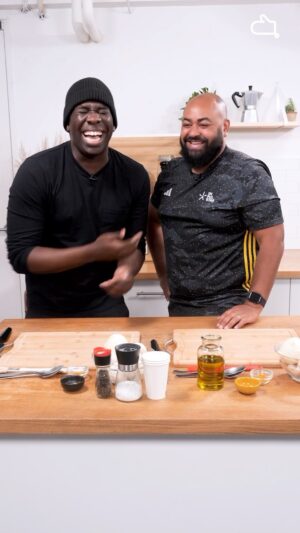 Othman El Hamdaoui Instagram - @zatis et @moussiertombola , une cuisine, et une tonne de fou rire ! 😂 Regardez jusqu’à la fin pour savoir qui a fait les plus belles bricks 😏

#marmiton #recettechallenge #ramadan #zatis #moussiertombola #bricks #poulet #cheese