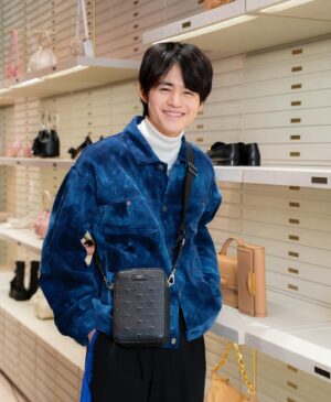 Ouji Suzuka Instagram - ジミー チュウが銀座コンセプトストアをオープンされまして、行って来ました！
商品のディスプレイが綺麗で、ゴールドが印象的な素敵なお店でした。

#JIMMYCHOO
#ジミーチュウ
#JIMMYCHOOGINZA
#PR