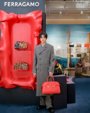 Ouji Suzuka Instagram - フェラガモ　FW23コレクションポップアップストア銀座三越に行ってきました。
新作のHUGバッグはエレガントで、カラバリも充実していて、さまざまなシーンで活躍しそう！
9月26日まで、伊勢丹新宿でも同時開催しているのでぜひ行ってみてください〜
 
@ferragamo #FERRAGAMO #FERRAGAMOHUGBAG #フェラガモ#PR
