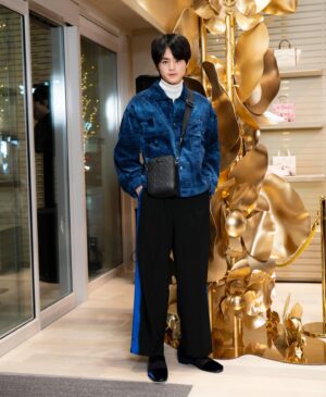 Ouji Suzuka Instagram - ジミー チュウが銀座コンセプトストアをオープンされまして、行って来ました！
商品のディスプレイが綺麗で、ゴールドが印象的な素敵なお店でした。

#JIMMYCHOO
#ジミーチュウ
#JIMMYCHOOGINZA
#PR