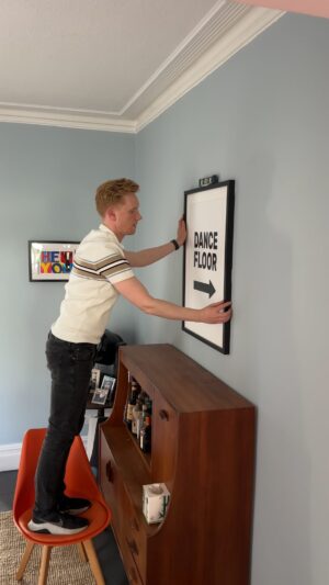 Owain Wyn Evans Instagram - Want to hang artwork without drilling holes or hammering nails into walls? 🙋🏼 Use these self adhesive strips, they won’t ruin your walls or paintwork!

Command Strips work in a similar way to Velcro. 

PROCESS

- Stick one piece to your artwork, and the other sticks to your wall, no tools required- just a spirit level! 

- Ensure the frame is level, then press the strips against the wall for 30 seconds to set the glue. 

- They do have a weight limit so read the instructions! 

- These are perfect if you’re renting, as they can be removed easily by pulling the tab. This means you won’t damage any paint or plasterboard. 

- You can also do what we did with this Dancefloor sign and take the glass out of the frame to reduce weight! All other prints here have perspex 🖼️ 

- We’ve used these a lot over the years and are perfect for certain jobs. 

DIY | Home Design | Home Reno

#diy #homerenovation #homereno #diydecor #ukhomeinspo #artwork @3m #doityourself #diyhomedecor #interiordesign #interiordesignideas #renovationproject #homedecoration