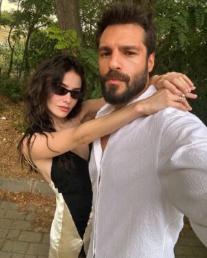 Özge Gürel Instagram - 2. yılın dibini sıyırdık 🫠 Birlikte geçireceğimiz her anı, çıkacağımız her macerayı iple çekiyorum. Nice yıllara Canısı 🥳♥️