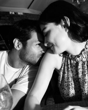 Özge Gürel Instagram - Ama yol nasıl güzel 🫠 İyi ki doğdun sevgilim, el ele yürürken yollar hep çiçek ♥️