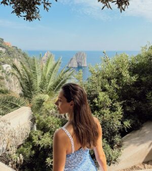 Özge Özaçar Instagram - Capri, Sorrento, Napoli, e amore mio 💛