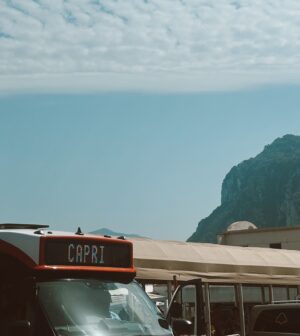 Özge Özaçar Instagram - Capri, Sorrento, Napoli, e amore mio 💛