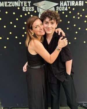 Özge Özberk Instagram - Yok ağlamadım.. Tam bi ağlama gibi bişey geldi  kızların elbiselerine, çantamın desenine, ojemin rengine baktım. Yetmedi 12 ile 9’u çarparsam kaç  olacağına,  sahne perdesi kaç metreden yapılmıştır oyalamaları filan derken bitti işte.. İlkokul zordu da bu daha zormuş. Lise mezuniyetini hayal edemiyorum. Sanki biz büyümüyoruz onlar büyüyor. Bizde büyüyen tek şey duygularımızın yoğunluğu ve hassasiyetimiz. Öyle işte.. Yolun açık olsun Leuşum. Hep gül.. seni çok seviyorum ❤️❤️