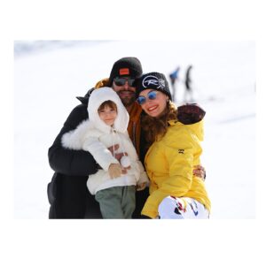 Özge Özder Instagram - Şimdi daha iyi anladım ki hep yarımmışım … Sen gelince tamamlanmışım.. Öyle çok seviyorum ki seni sizi, yani bizi... Şu fotoğrafın güzelliğine bak.. Tek dileğim sağlıkla hep yanımda olmanız.. O muhteşem enerjinle rengarenk yaptığın hayatımıza hep neşe katman.. Hayat her yeni yaşında sana hayallerine dokunma şansı versin, mucizelerini göstersin.. Hep güzel insanlarla karşılaştırsın ! Zaten öyle çok seviliyorsun ki bence hayatında olmadığın ya da seni tanımayan herkes bir çok şeyden mahrum ve çok eksik... ❤️. Herkesi kucaklayan o koca kalp iyilikten yana kuşandığı zırhla hep korunaklı olacak biliyorum..Hayat hep sana layık insanları çıkarsın karşına.. Seni çok ama çok seviyorum canım sevgilim ❤️Ailem hayatım her şeyimsiniz.. Nice mutlu yaşlara 🎈@sinanguleryuzofficial