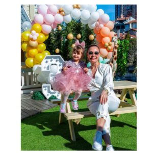 Özge Özder Instagram - Benim güzel yavrum, pudra şekerim, ay perisi biricik kızım. Avucumda kar tanesi tutar gibi her şeyden ve herkesten sakınarak seviyorum seni… Kalbimin kapıları güm güm vuruluyor o ışıl ışıl gülen yüzüne her baktığımda ve boğazıma dolanıyor her şey sen küçücük bir ah edince bile … Günler geçip gidiyor ve sen öylece her şeye ve dünyada ki her kötülüğe inat pırıl pırıl büyüyorsun, bir gülümsemenle aydınlatıyorsun evreni…

İyi ki doğdun meleğim.. İyi ki beni , bizi seçtin.. Bu annen dünyanın orta yerine salıncaklar kuracak senin için.. Sen ve biz sağlıklı oldukça her anımız şükür sevinç ve mutlulukla dolacak. Bir karnaval edasıyla güle oynaya, hoplaya zıplaya büyüteceğiz seni söz veriyorum… Yaşamanın ve yaş almanın hakkını dibine kadar vererek ve bunu yaşamında önce bizden öğrenerek olgunlaşacaksın biliyorum . Seni, bizi ve sana dair, senden gelecek her şeyi çok seviyorum … Nice mutlu yaşlara 🎈🫧
 
P.s : Bu en özel günümüzün mimarı , mekanımızı 2 gün önce haber vermemize rağmen büyük özveri ile masal diyarına çeviren güzel insan @armagan_baysal ve ekibine en içten teşekkürlerimizle … Bize en güzel doğum günü hediyesi sizdiniz …
