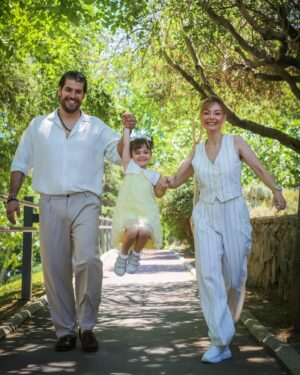 Özge Özder Instagram - Biricik babamız @sinanguleryuzofficial ın yanağına öpücük kondurduğun 2. fotoğraftır bugünün karesi benim için… Çünkü en büyük bayramdır aslında dağ gibi bir babanın ve ailenin ve sevdiklerinin seninle olması… O öpücüğün anlamı büyük kızım, kıymetini bil bu babanın varlığının… Kutlu olsun bu çifte güzellik taşıyan bayramımız, seni çok seviyoruz babamız… Bu arada bu şahane bayram fotoğraflarına vesile olan röportajı yapan sevgili @ilkergezici ye çok teşekkür ederiz… Röportajımız çok yakında @sabah.gunaydin la sizinle…