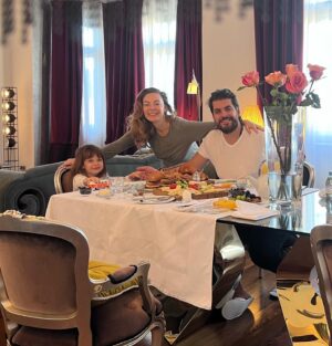 Özge Özder Instagram - Çok güzeldin Viyana 🎈🥂 Sizi seviyoruz @melec.umut