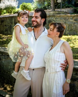Özge Özder Instagram - Biricik babamız @sinanguleryuzofficial ın yanağına öpücük kondurduğun 2. fotoğraftır bugünün karesi benim için… Çünkü en büyük bayramdır aslında dağ gibi bir babanın ve ailenin ve sevdiklerinin seninle olması… O öpücüğün anlamı büyük kızım, kıymetini bil bu babanın varlığının… Kutlu olsun bu çifte güzellik taşıyan bayramımız, seni çok seviyoruz babamız… Bu arada bu şahane bayram fotoğraflarına vesile olan röportajı yapan sevgili @ilkergezici ye çok teşekkür ederiz… Röportajımız çok yakında @sabah.gunaydin la sizinle…