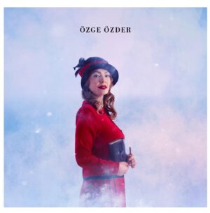Özge Özder Instagram - Hayatıma yeni giren dev bir heyecanla @1923muzikal ile kutlamak istedim benim için anlamı çok büyük bu günü… 

Cumhuriyetimizin 100. yılında, gelmiş geçmiş en görkemli ve en büyük sahne üstü buluşmasında hem mesleğime,hem de vatana bir saygı duruşu benim için bu büyük proje..Bir parçası olmaktan ne kadar gurur duysam, vesile olanlara ne kadar teşekkür etsem az..Sahne üstünde yaptığım kilometrenin cevabını verir gibi davrandı bana hayat.. Aldım kabul ettim..Teşekkür ederim Tanrım..Bazen sadece bir oyuna seçilmek,seçilmiş kişi gibi hissettirir insana..İşte bu da öyle bir proje..izleyince sizin de aynı şeyleri hissedeceğinizi umuyorum..Başta, birlikte üçüncü oyunumu yaptığım canım yönetmenlerim @mehmetergen8 @lerzanpamir e gönülden teşekkür ederim..@sehirtiyatrolari evim derim ya hep,ikinci evimiz @zorlu_psm ve geri dönmek çok mutluluk verici. @1923muzikal heyacanı sayesinde yol arkadaşlığı yapmaya başladığım @sakm_online @piuent @sadrialisik @keremalisik @ecedizdar @sabritulugtirpanofficial @beyhanmurphy @yektakopan @mertdilekk isimlerimizin yan yana gelişi bile heyecan veriyor.Hepinizin ve emeği geçen tüm ekip arkadaşlarımın #27martdünyatiyatrogünü nü yürekten kutluyorum. 🎈
Ve hayatıma beni ben yapmak için girdiğini düşündüğüm, on yıllardır “ana vatanım, atardamarım” dediğim canım mesleğim,canım tiyatro..Kendini gerçekleştirmek,kendini seçmek,kendini inşa etmek kavramları senin sayende gerçek oldu kişisel tarihimde..Bugün iyi kalpli, duyarlı,dünyaya ve yaşam döngüsüne saygılı,disiplinli ama bir o kadar neşeli,umutlu,pozitif ve güçlüysem eğer bu meslek sayesindedir..Teşekkür ederim ben seni seçerken ve kutsarken, sen de beni seçtiğin ve hep alkışla,ödülle,şefkatle beni kucakladığın için.. Düştüğümde,çıktığımda, ağladığımda,güldüğümde, umutsuz,yalnız,yada fazla kalabalık hissettiğimde en dürüst ve dobra yol arkadaşım hep tiyatro oldu..Tüm sorularımın cevabını aynada yüzüme bakar gibi mesleğimde buldum ben..Bugün mesleğimin,oyunculuğun sayesinde kendini milyonlara duyurmuş alaylı,konservatuarlı binlerce insan var.Bu mesleğe vefa duyup oyunculuk adına kendine bir nebze olsun eğitim katan tüm gerçek tiyatro emekçilerinin günü kutlu olsun.. Nicelerine..Alkışlarla🎈
