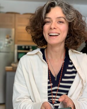 Özge Özpirinçci Instagram - “In a society that profits from your self-doubt, loving yourself is a rebellious act!” -Caroline Caldwell 
Kalıplara ve onyargilara karsi cesaretinizi ve ozguveninizi yitirmeyin! Hepimizi saçlarımız başta olmak uzere butun tercihlerimizde cesur olabilmeye davet ediyorum! Evet kolay bir sey degil ama o ilk adımı attıktan sonra gerisi inanin cok guzel! #ezberlerinötesinde @dove 💙