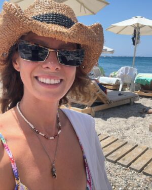 Özge Özpirinçci Instagram - Son bir haftanın özeti deseler böyle bir şey çıkar ortaya. Hızlı ama sakin geçen bir yazın sonunda set başladı. Istanbul’da bir hafta yalnız yaşayıp, sete gidip gelip, 3 günlük boşlukta yavrumu yazlıktan alıp şehir hayatına tekrar alıştırmak için hazırım! Oynat bakalım ✅