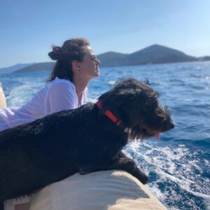 Özge Özpirinçci Instagram - Bence de denizde olmak çok güzel kızım 🖤 #bonita