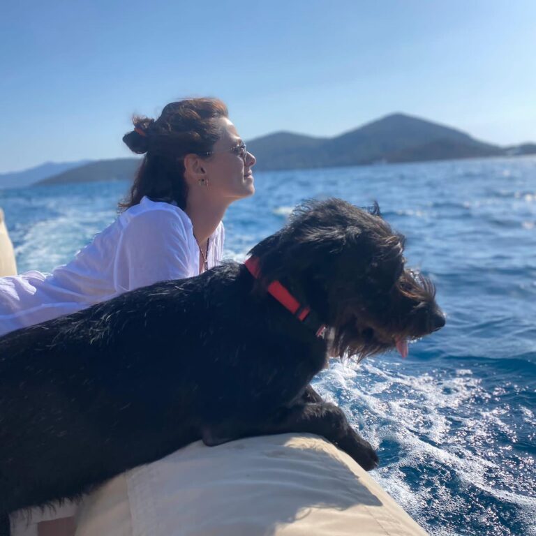 Actress Özge Özpirinçci HD Instagram Photos and Wallpapers October 2021