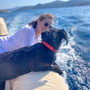 Özge Özpirinçci Instagram - Bence de denizde olmak çok güzel kızım 🖤 #bonita