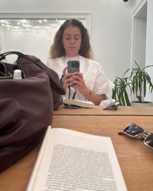 Özge Özpirinçci Instagram - Son bir haftanın özeti deseler böyle bir şey çıkar ortaya. Hızlı ama sakin geçen bir yazın sonunda set başladı. Istanbul’da bir hafta yalnız yaşayıp, sete gidip gelip, 3 günlük boşlukta yavrumu yazlıktan alıp şehir hayatına tekrar alıştırmak için hazırım! Oynat bakalım ✅