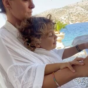 Özge Özpirinçci Instagram - Sana katılıyorum Süleyman! Seni cok ozluyorum ve seviyorum. 💙 Burdan seni 🌍 ya getiren @tanemsivar ve @edhem Dirvana’ya katkilarindan 👏🏼 dolayi tesekkur ediyorum! Kemal Dirvana 🧿 ile de tanisacagim gunu sabirsizlikla bekliyorum ama senin yerin hep baska olacak Süleyman sakın unutma bunu! 💫