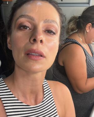Özge Özpirinçci Instagram - Son bir haftanın özeti deseler böyle bir şey çıkar ortaya. Hızlı ama sakin geçen bir yazın sonunda set başladı. Istanbul’da bir hafta yalnız yaşayıp, sete gidip gelip, 3 günlük boşlukta yavrumu yazlıktan alıp şehir hayatına tekrar alıştırmak için hazırım! Oynat bakalım ✅