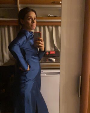 Özge Özpirinçci Instagram - İlk 2 fotograf İlk ve Son setinden, 3. 4. Ve 5. fotografi @evirgenumut cekmisti Asos’ta! 5. ve 7. fotograftaki bikiniler @berrockscreativedepartment ın ❣️ ve bu sene de bayılarak giyiyorum! 🥰  6. Ve 7. fotograf @bozburunyachtclub te @tanemsivar tarafindan cekildi! Telefonu benim hamile fotograflarimla doldu! Her gun bana 50 tane filan fotografimi yolluyodu! 💕 8. fotograf @pizzaemirgan da glutensiz pizzami beklerken cekilmisti. Son fotograf ise dogumdan bir gun once @melisozge nin evinin bahcesinde cekilmisti... Simdi bi bu fotograflara bakiyorum bi Mercan’a bakiyorum ve zaman nasıl geçti inanamiyorum 🥹#bumpdump #tbt