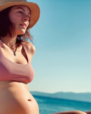 Özge Özpirinçci Instagram - İlk 2 fotograf İlk ve Son setinden, 3. 4. Ve 5. fotografi @evirgenumut cekmisti Asos’ta! 5. ve 7. fotograftaki bikiniler @berrockscreativedepartment ın ❣️ ve bu sene de bayılarak giyiyorum! 🥰  6. Ve 7. fotograf @bozburunyachtclub te @tanemsivar tarafindan cekildi! Telefonu benim hamile fotograflarimla doldu! Her gun bana 50 tane filan fotografimi yolluyodu! 💕 8. fotograf @pizzaemirgan da glutensiz pizzami beklerken cekilmisti. Son fotograf ise dogumdan bir gun once @melisozge nin evinin bahcesinde cekilmisti... Simdi bi bu fotograflara bakiyorum bi Mercan’a bakiyorum ve zaman nasıl geçti inanamiyorum 🥹#bumpdump #tbt