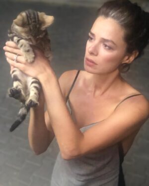 Özge Özpirinçci Instagram - Naaaants een-vwen-yaaaaaaa ma-ba-gee-chi-ba-va. (See-tee-hoummmm gwen-ya-maaaaa)
Naaaants een-vwen-yaaaaaaa ma-bwaga-geets-ee-ba-vooooo. (See-tee-hoummmm vwen-ya-maaaaa) gyem gyem ba-vaaaaaa 🦁🤴🏽 📷: @enginozturk #bizböyleyizset #tbt