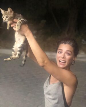 Özge Özpirinçci Instagram - Naaaants een-vwen-yaaaaaaa ma-ba-gee-chi-ba-va. (See-tee-hoummmm gwen-ya-maaaaa)
Naaaants een-vwen-yaaaaaaa ma-bwaga-geets-ee-ba-vooooo. (See-tee-hoummmm vwen-ya-maaaaa) gyem gyem ba-vaaaaaa 🦁🤴🏽 📷: @enginozturk #bizböyleyizset #tbt
