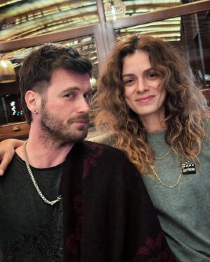 Özge Özpirinçci Instagram - Kıvanç’tan daha sarışınım. 
#captionbukadar