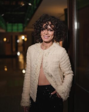 Özge Özpirinçci Instagram - Who run the world? 
CURLS!
 Styling by @gurbuznilufer @simauslu