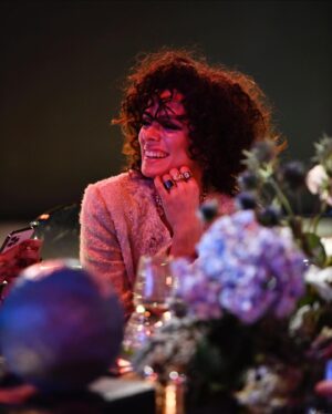 Özge Özpirinçci Instagram - Who run the world? 
CURLS!
 Styling by @gurbuznilufer @simauslu